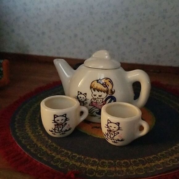 VTG 50’s Child’s Ceramic Tea Set, Cute Girl & Kitten Design - Picture 8 of 10